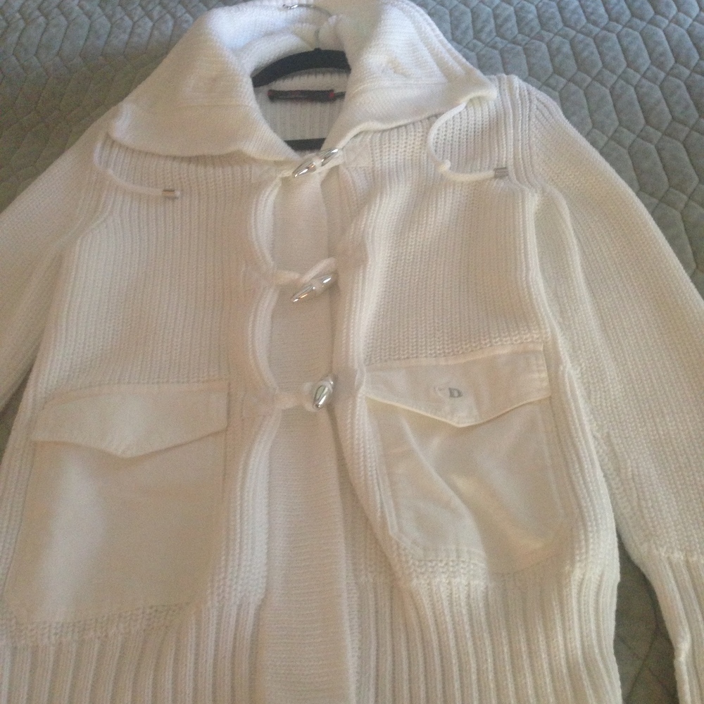 Dismero white sweater